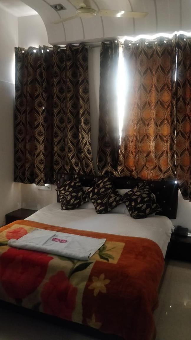 Hotel Alpha Inn By Sonachi Amritsar Bagian luar foto
